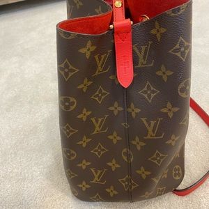 Authentic Louis Vuitton Neoneo mm bucket bag with red interior. Gently used